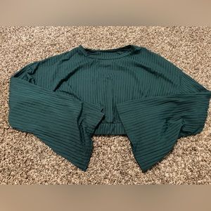 Crop top w flare sleeves